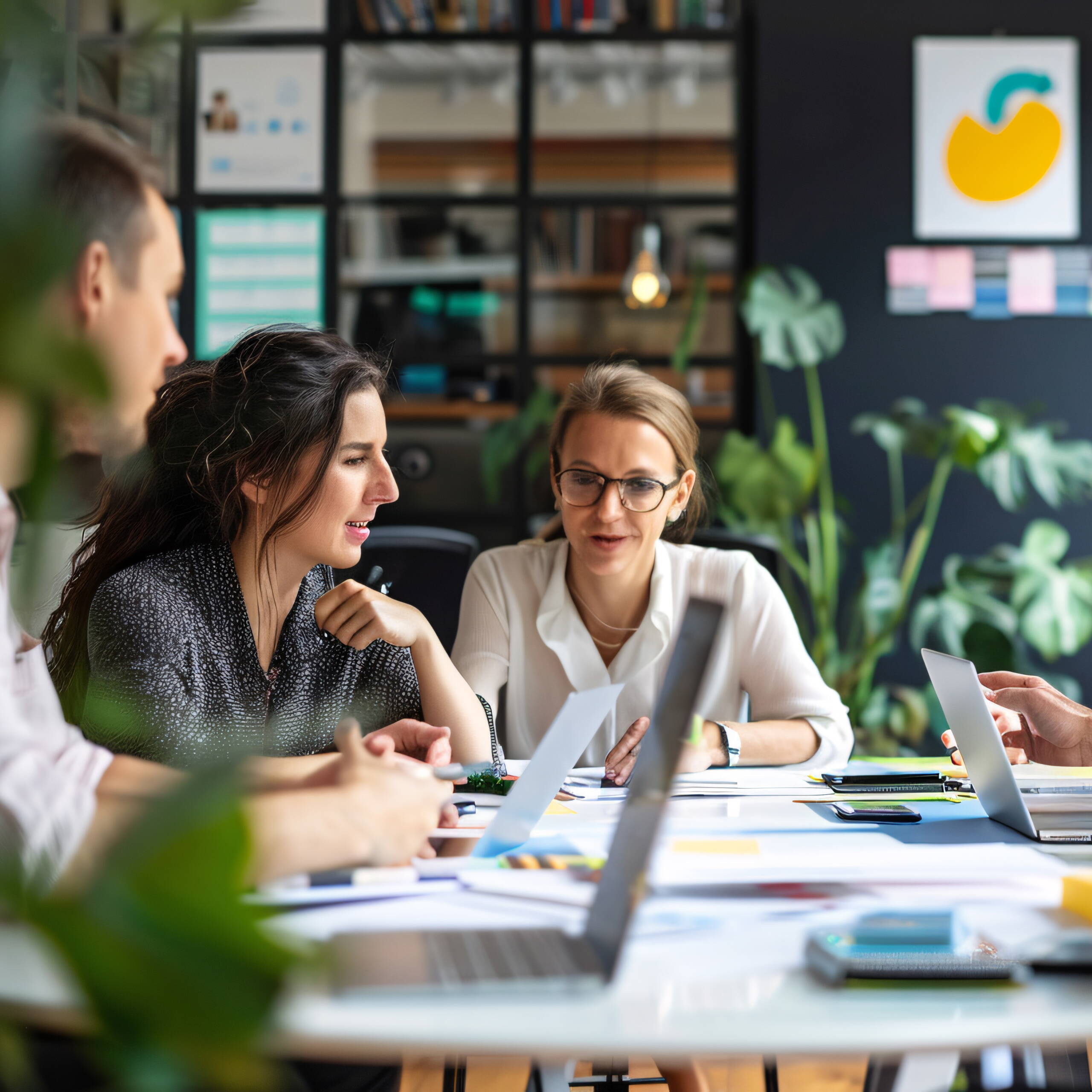 Symbolbild für kollaboratives Arbeiten und Besprechungen in einem flexibel nutzbaren Gewerberaum.