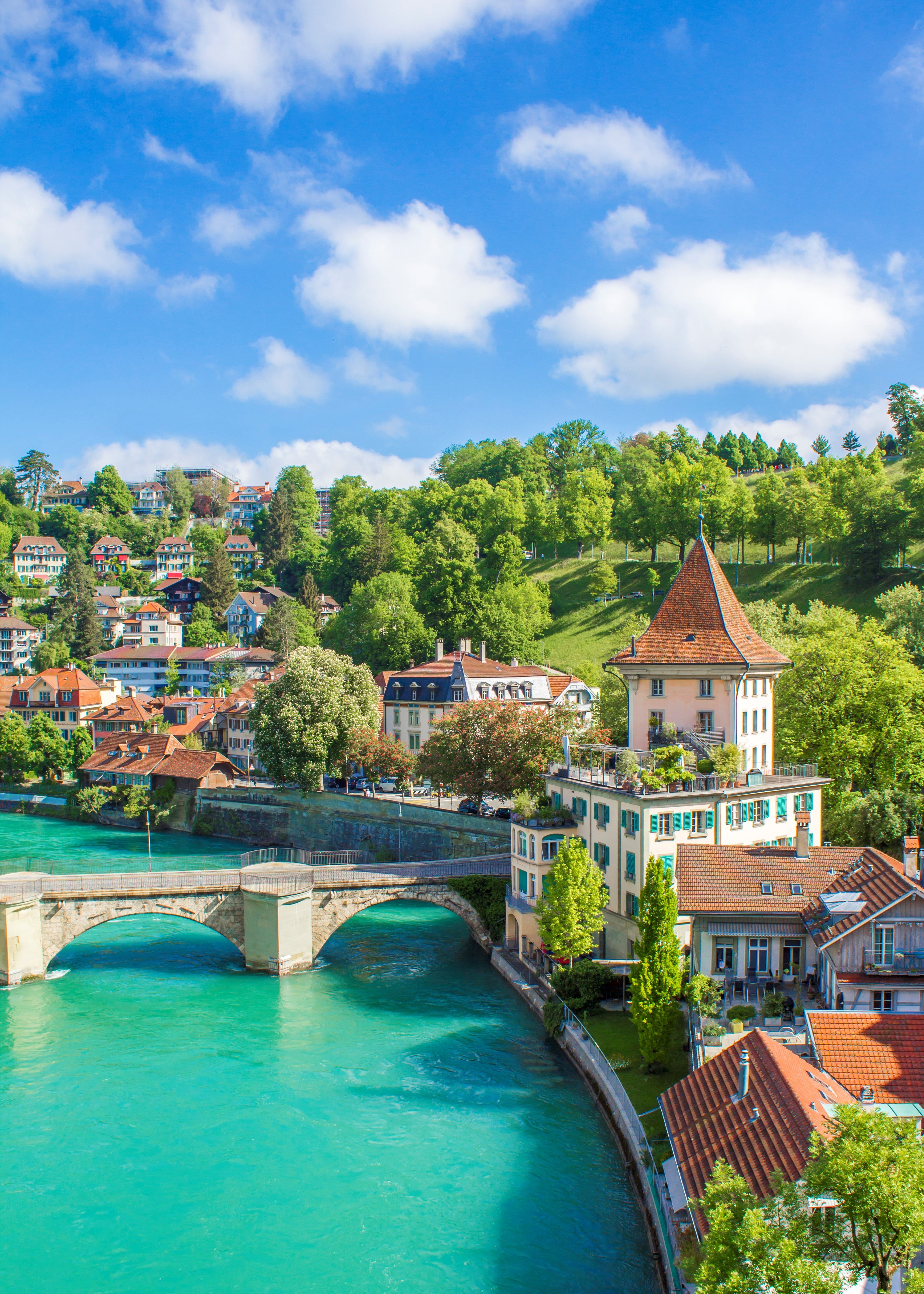 Blick auf die Berner Altstadt mit der Aare als zentrales landschaftliches Element.